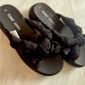 TOMS Alpargata Mallow Crossover Sandal color: black size 9